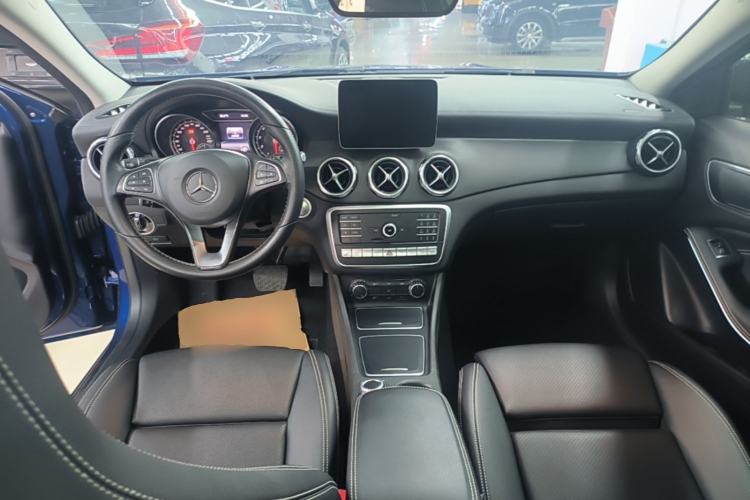 Used Mercedes-Benz GLA 2018 GLA 220 4MATIC Sport Edition Center Console