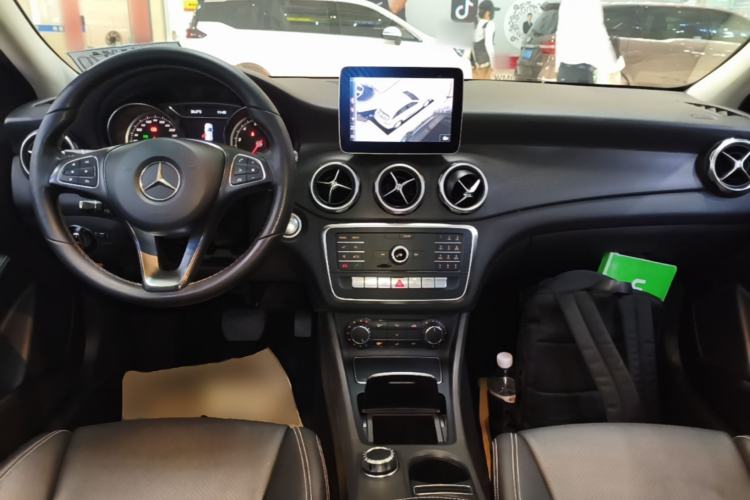 Used Mercedes-Benz GLA 2018 GLA 200 Sport Edition Center Console