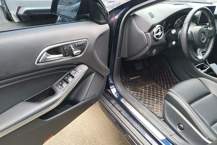 Used Mercedes-Benz GLA 2018 GLA 220 4MATIC Sport Edition Driver Seat