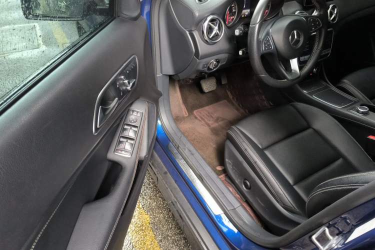 Used Mercedes-Benz GLA 2018 GLA 220 4MATIC Sport Edition Driver Seat