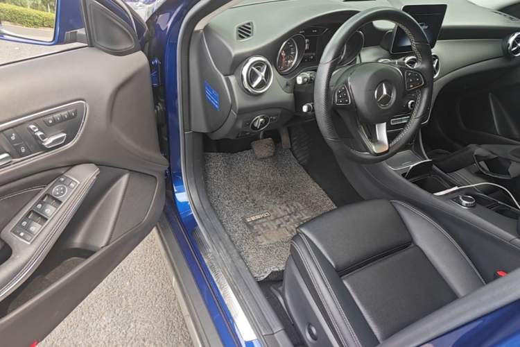 Used Mercedes-Benz GLA 2018 GLA 200 Sport Edition Driver Seat