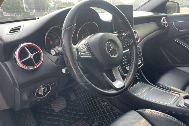 Used Mercedes-Benz GLA 2018 GLA 200 Sport Edition Interior 11