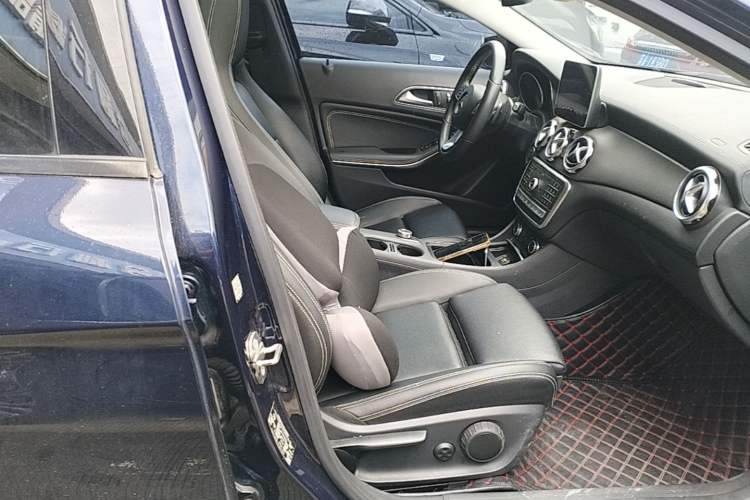 Used Mercedes-Benz GLA 2018 GLA 220 4MATIC Sport Edition Right Front Seat
