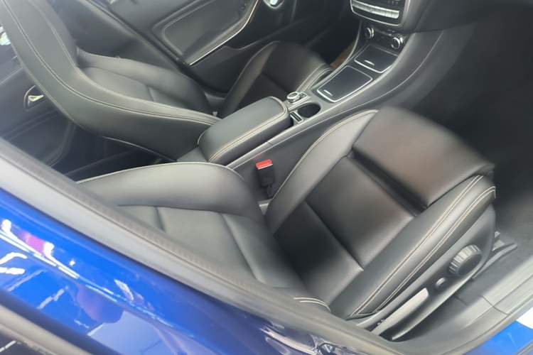 Used Mercedes-Benz GLA 2018 GLA 220 4MATIC Sport Edition Right Front Seat