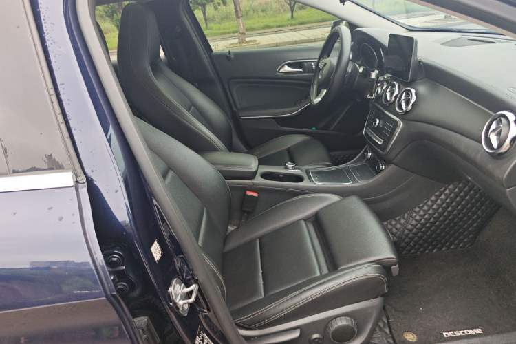 Used Mercedes-Benz GLA 2018 GLA 200 Fashion Model Right Front Seat