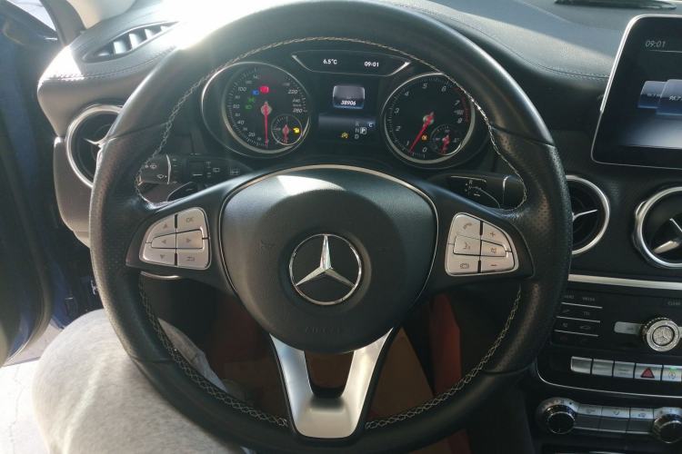 Used Mercedes-Benz GLA 2018 GLA 200 Fashion Model Steering Wheel