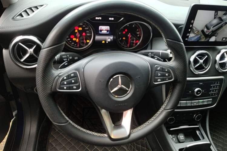 Used Mercedes-Benz GLA 2018 GLA 200 Fashion Model Steering Wheel