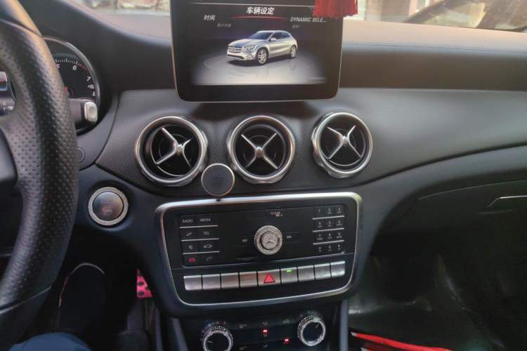 Used Mercedes-Benz GLA 2018 GLA 220 4MATIC Sport Edition Audio And AC Panel