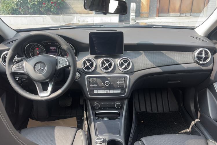 Used Mercedes-Benz GLA 2018 GLA 200 Sport Edition Center Console