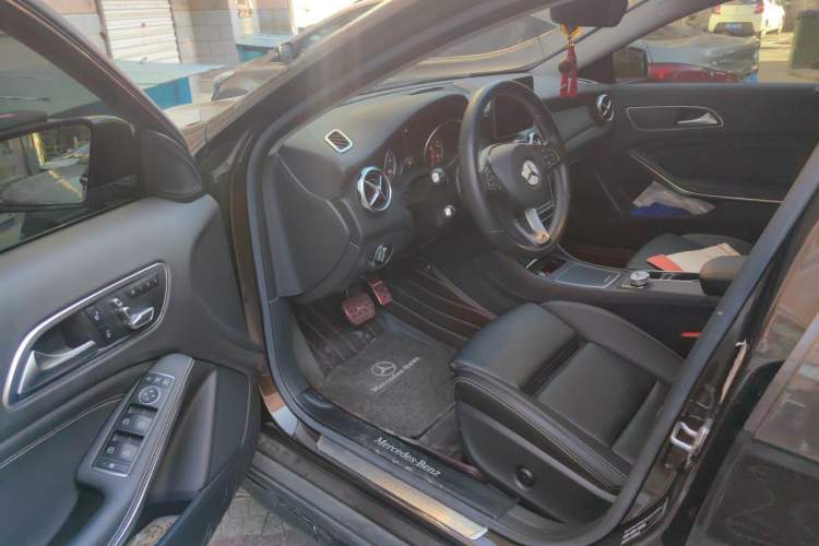 Used Mercedes-Benz GLA 2018 GLA 220 4MATIC Sport Edition Driver Seat