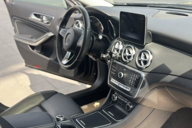 Used Mercedes-Benz GLA 2018 GLA 200 Sport Edition Interior 6