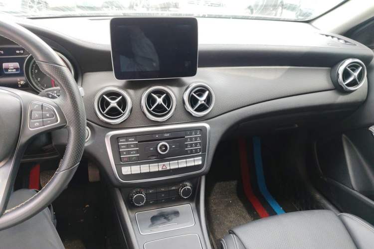 Used Mercedes-Benz GLA 2018 GLA 220 4MATIC Sport Edition Audio And AC Panel