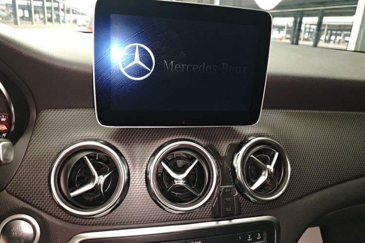 Used Mercedes-Benz GLA 2018 GLA 200 Sport Edition Audio And AC Panel