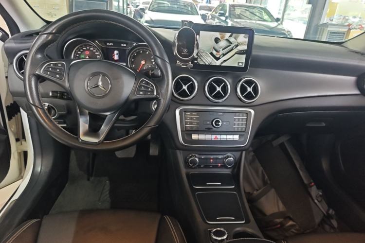 Used Mercedes-Benz GLA 2018 GLA 200 Fashion Model Center Console