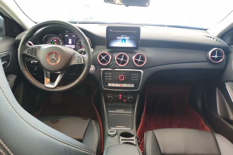 Used Mercedes-Benz GLA 2018 GLA 200 Fashion Model Center Console