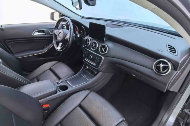 Used Mercedes-Benz GLA 2018 GLA 200 Sport Edition Interior 9