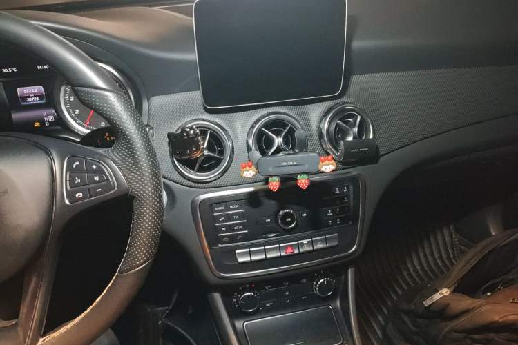 Used Mercedes-Benz GLA 2018 GLA 200 Sport Edition Audio And AC Panel