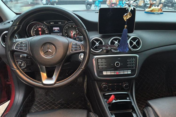 Used Mercedes-Benz GLA 2018 GLA 200 Sport Edition Center Console