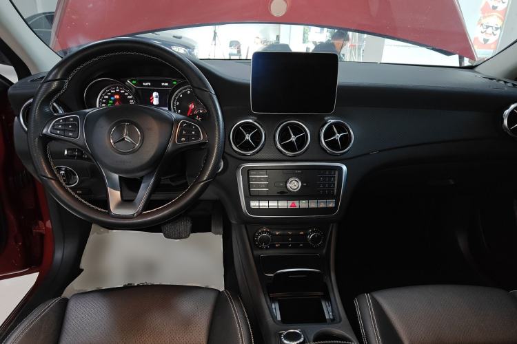 Used Mercedes-Benz GLA 2018 GLA 220 4MATIC Sport Edition Center Console