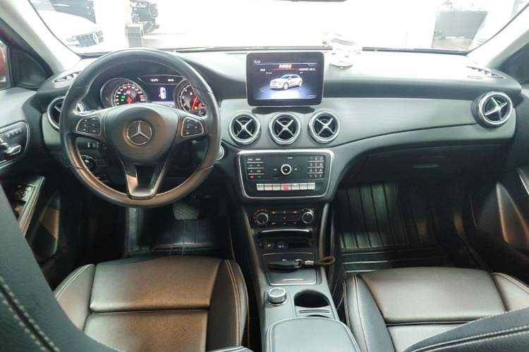 Used Mercedes-Benz GLA 2018 GLA 200 Sport Edition Center Console