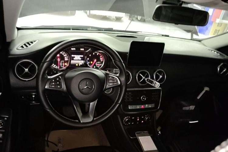 Used Mercedes-Benz GLA 2018 GLA 200 Sport Edition Center Console