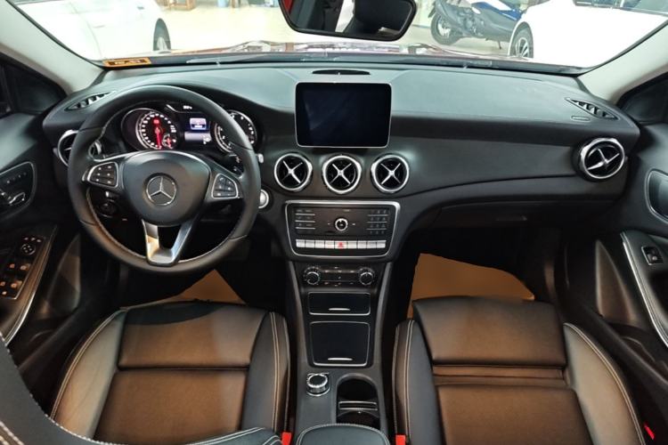 Used Mercedes-Benz GLA 2018 GLA 220 4MATIC Sport Edition Center Console