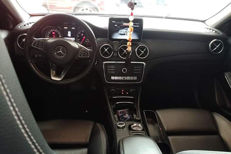 Used Mercedes-Benz GLA 2018 GLA 200 Sport Edition Center Console