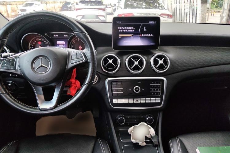 Used Mercedes-Benz GLA 2018 GLA 220 4MATIC Sport Edition Center Console