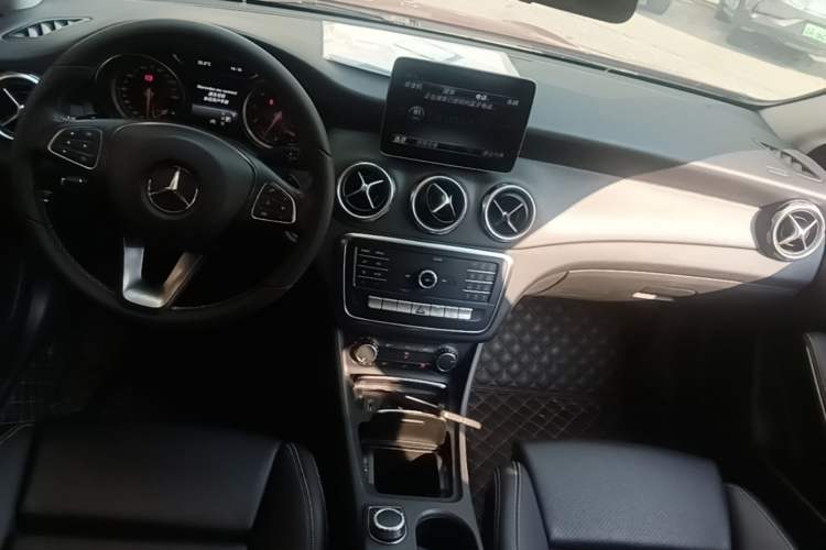 Used Mercedes-Benz GLA 2018 GLA 200 Sport Edition Center Console