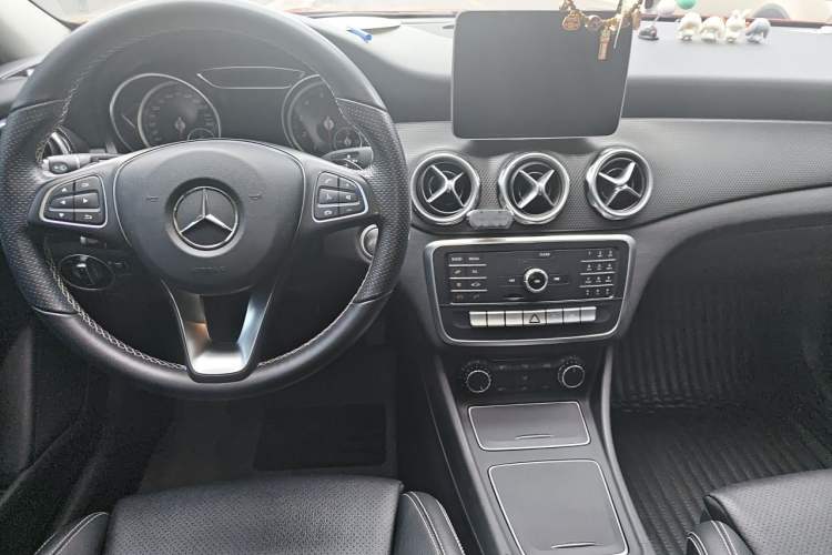 Used Mercedes-Benz GLA 2018 GLA 200 Sport Edition Center Console