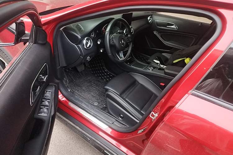 Used Mercedes-Benz GLA 2018 GLA 220 4MATIC Sport Edition Driver Seat