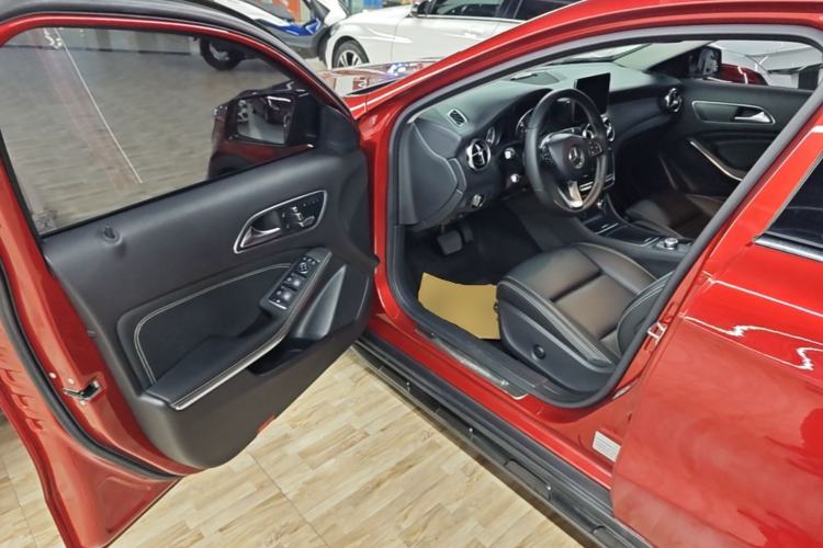 Used Mercedes-Benz GLA 2018 GLA 220 4MATIC Sport Edition Driver Seat