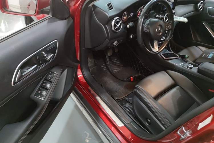 Used Mercedes-Benz GLA 2018 GLA 200 Sport Edition Driver Seat