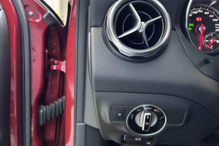 Used Mercedes-Benz GLA 2018 GLA 220 4MATIC Sport Edition Interior 5