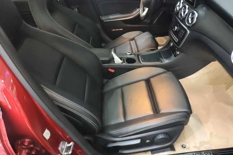 Used Mercedes-Benz GLA 2018 GLA 200 Sport Edition Right Front Seat