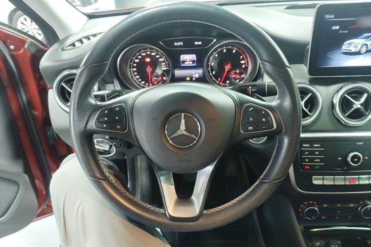 Used Mercedes-Benz GLA 2018 GLA 200 Sport Edition Steering Wheel