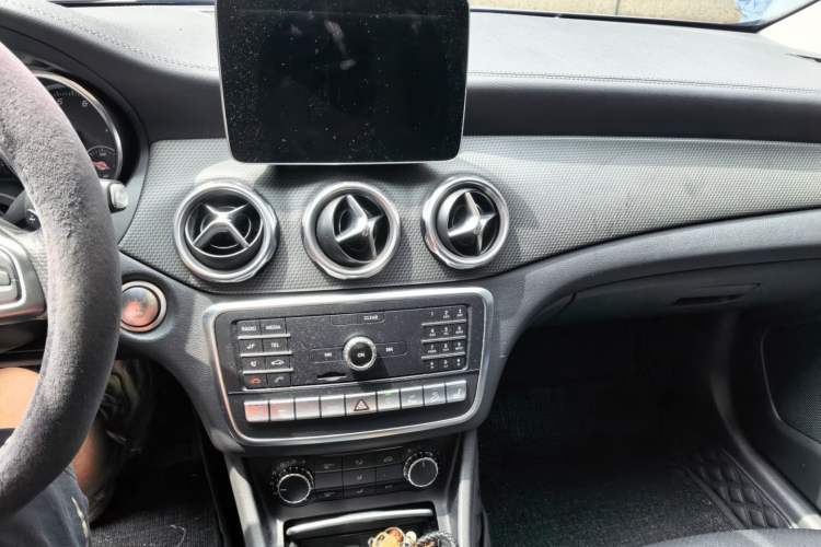 Used Mercedes-Benz GLA 2018 GLA 220 4MATIC Sport Edition Audio And AC Panel