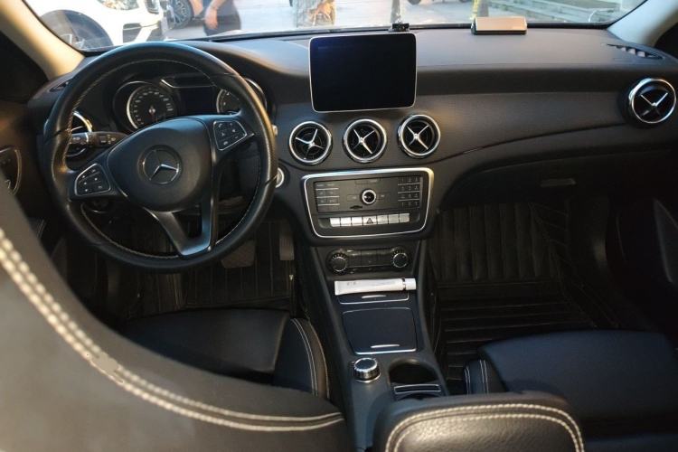 Used Mercedes-Benz GLA 2018 GLA 200 Fashion Model Center Console