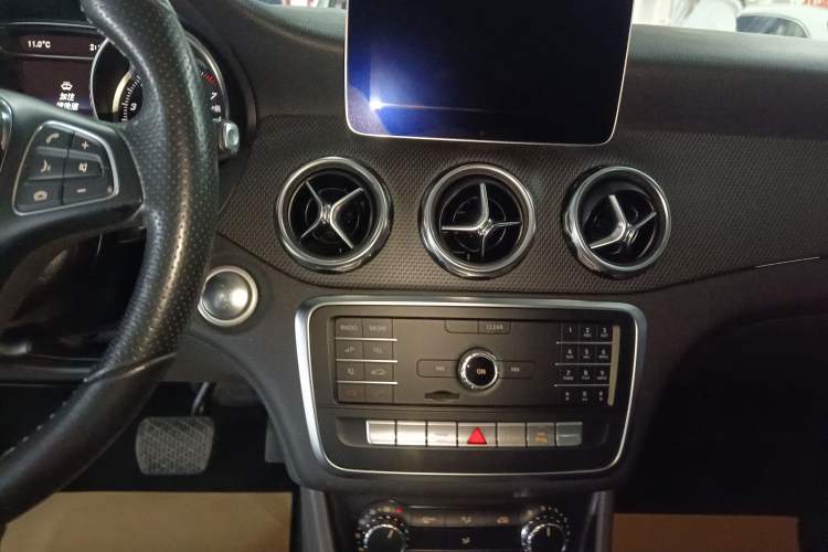 Used Mercedes-Benz GLA 2018 GLA 200 Sport Edition Audio And AC Panel
