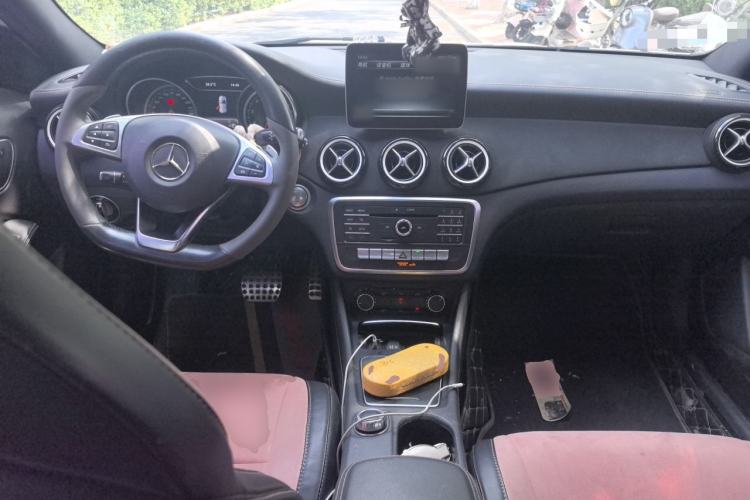 Used Mercedes-Benz GLA 2018 GLA 200 Polar Limited Edition Center Console