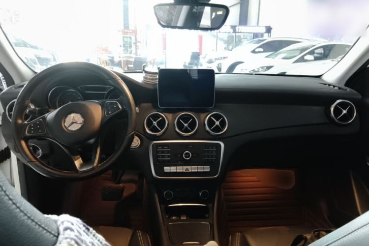 Used Mercedes-Benz GLA 2018 GLA 200 Fashion Model Center Console