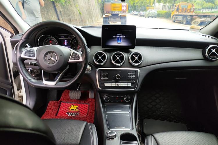 Used Mercedes-Benz GLA 2018 GLA 200 Sport Edition Center Console