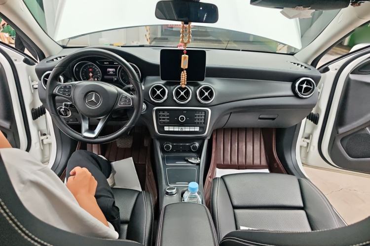 Used Mercedes-Benz GLA 2018 GLA 200 Fashion Model Center Console