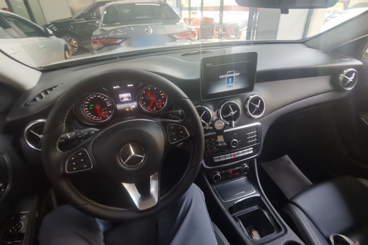 Used Mercedes-Benz GLA 2018 GLA 200 Sport Edition Center Console