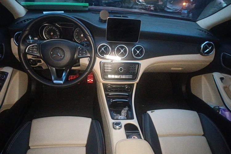 Used Mercedes-Benz GLA 2018 GLA 200 Sport Edition Center Console