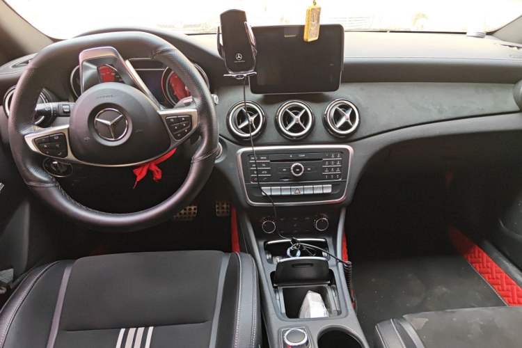 Used Mercedes-Benz GLA 2018 GLA 200 Polar Limited Edition Center Console