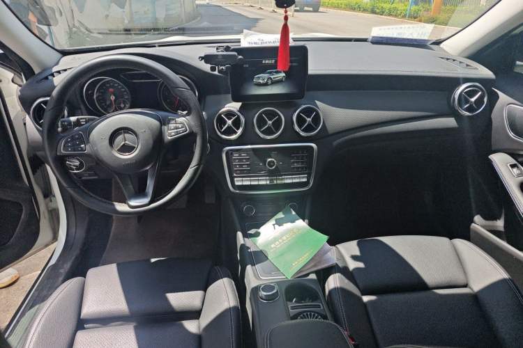 Used Mercedes-Benz GLA 2018 GLA 220 4MATIC Sport Edition Center Console