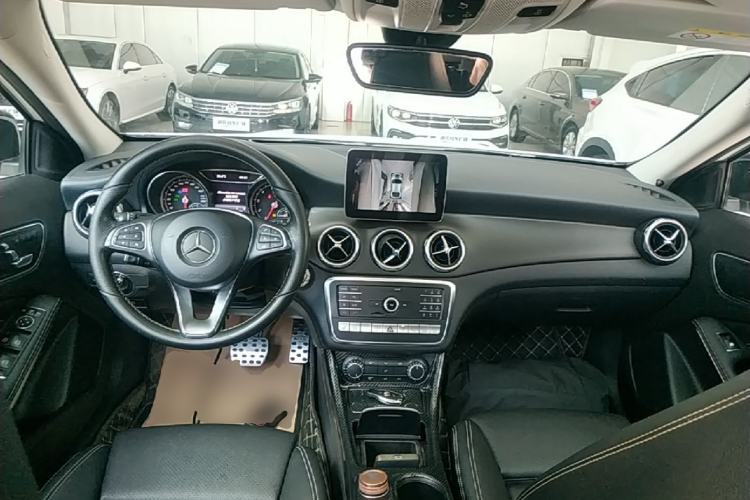 Used Mercedes-Benz GLA 2018 GLA 220 4MATIC Sport Edition Center Console