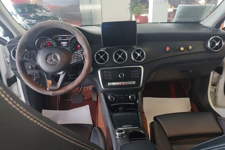 Used Mercedes-Benz GLA 2018 GLA 200 Sport Edition Center Console