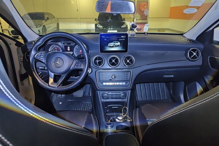 Used Mercedes-Benz GLA 2018 GLA 200 Fashion Model Center Console